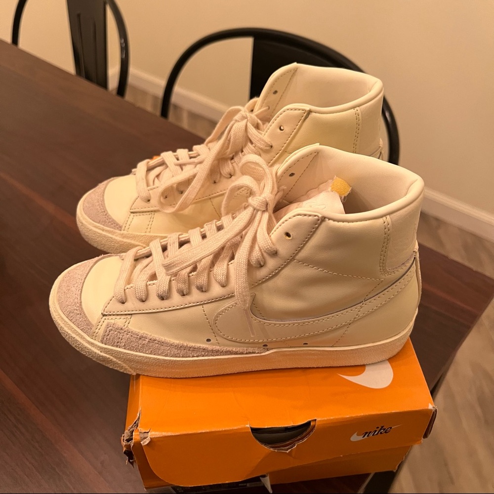 NIKE Womans Blazer Mid ‘77 High Top Sneaker